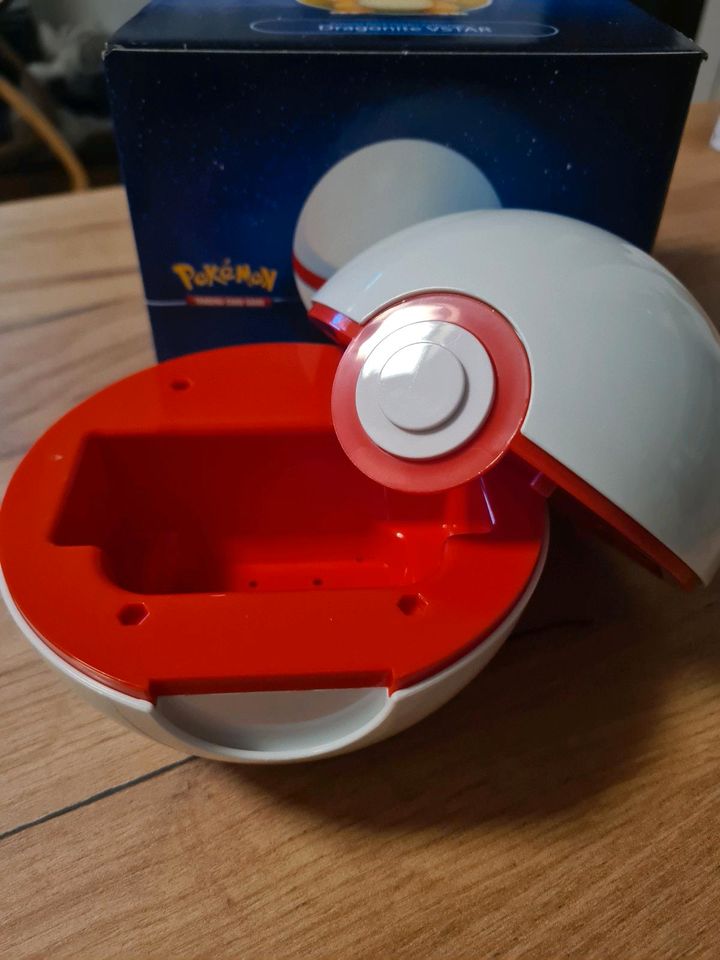 Dragoran Kartenhalter/ Premier Deck Holder mit Pokemon Karten in Baldham