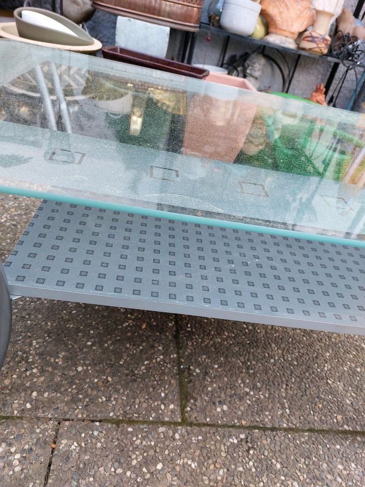 Tisch mit Glasplatte in Villingen-Schwenningen