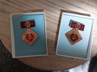 Abzeichen "Aktivist der sozialistischen Arbeit" DDR 2X Sachsen - Großhartau Vorschau