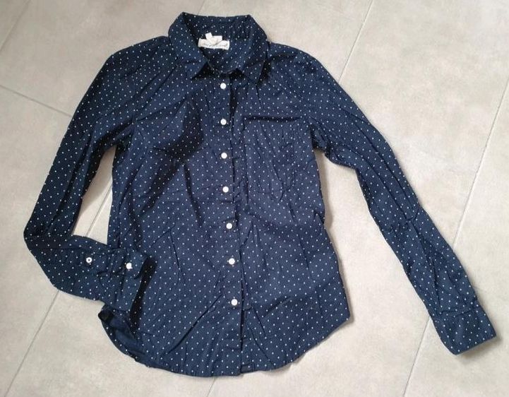 Bluse von H&M Größe 36 Blau Weiß Muster Damen Shirt modern in Laupheim