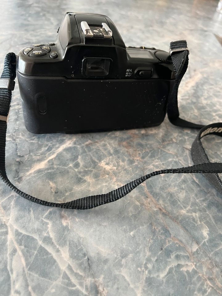 Nikon F 601 Analog Kamera mit Objektiv in Hannover