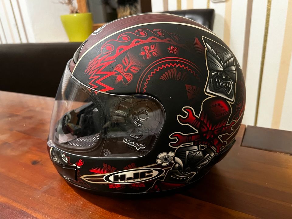 Motorradhelm in Halsbach