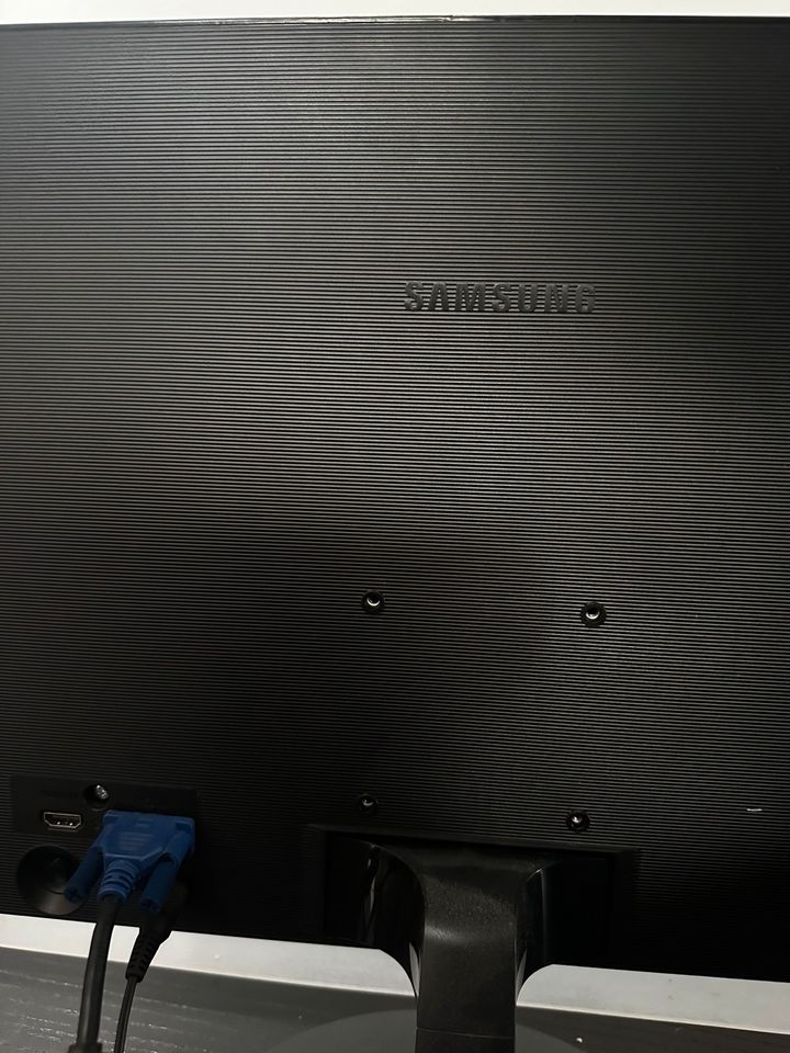 Samsung Monitor + Logitech Tastatur Schwarz in Köln
