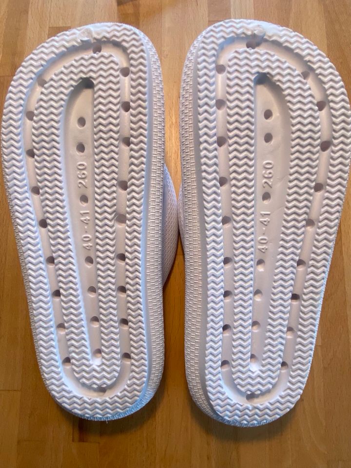 2 Paar Flip Flops, Schlappen Badelatschen, weiß und schwarz, neu in Grömitz