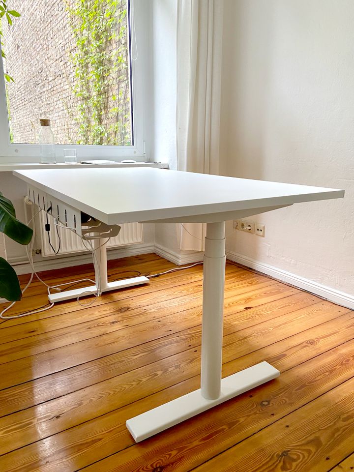 Höhenverstellbarer Schreibtisch / Height adjustable desk in Berlin