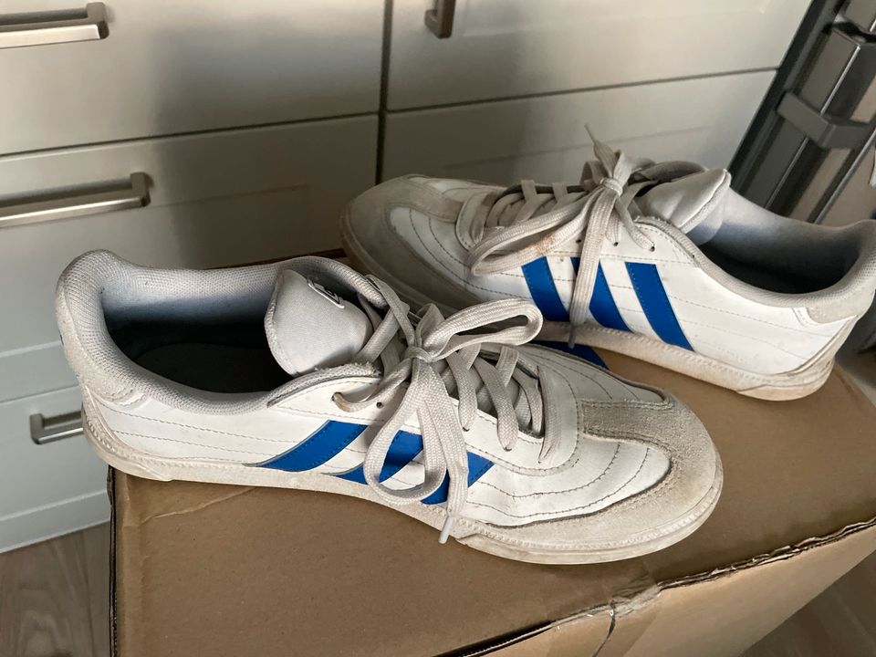 Adidas Sneaker weiß Größe 42 UK 8 in Herzberg am Harz