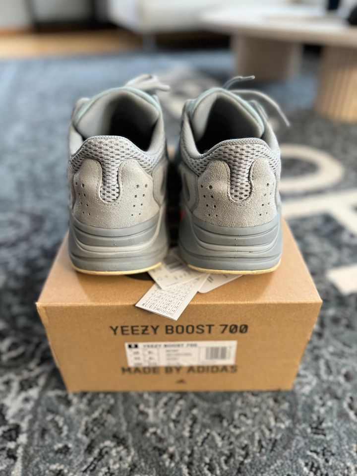 Adidas Yeezy Boost 700 Inertia US 10 EU 44 Originalverpackung in Lübeck