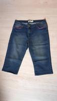 Shorts jeansblau, knielang, mit pinken Taschenabsatz Gr. 42 Niedersachsen - Sande Vorschau