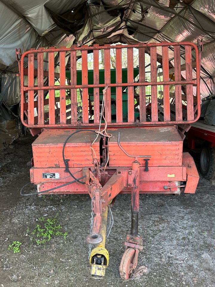 Krone Heuwagen Ladewagen Kratzboden Holzwagen in Litzendorf