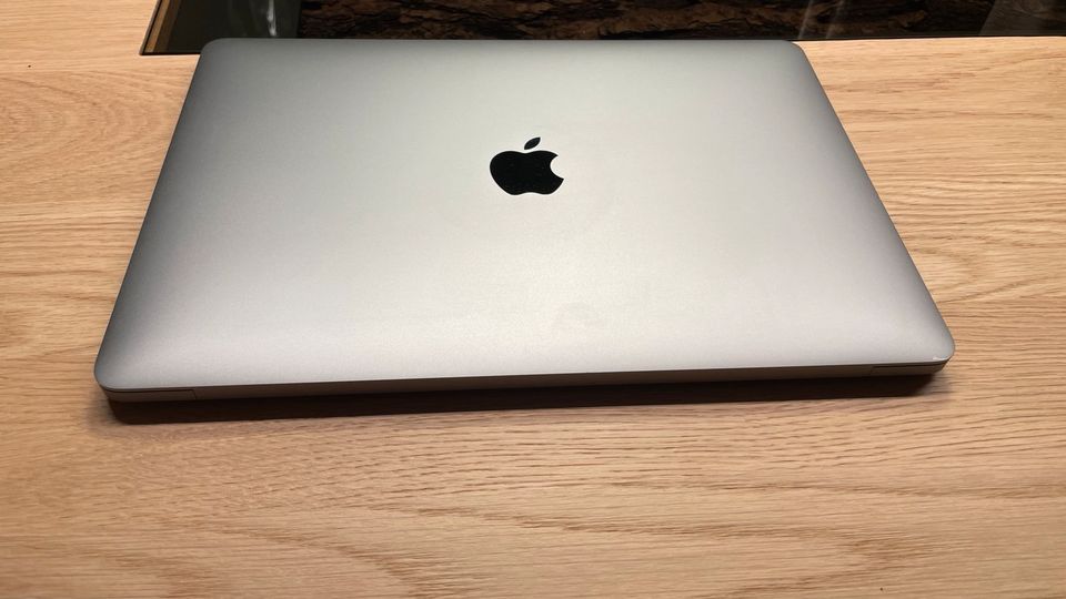 Apple MacBook Pro 2017 | 13.3" | Touch Bar *Neuer Akku 2020* in Chemnitz