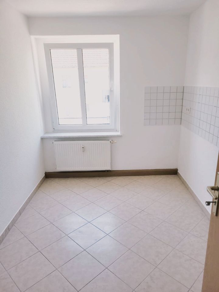 NEU! Sanierte Großzügige und helle 66,34 qm 3-Zimmer Wohnung mit Balkon, Küche mit Fenster, Badezimmer mit Wanne und Fenster, Garten Mitbenutzung, 200m zum Supermarkt, nur 1 Km zum Geiseltalsee! in Braunsbedra