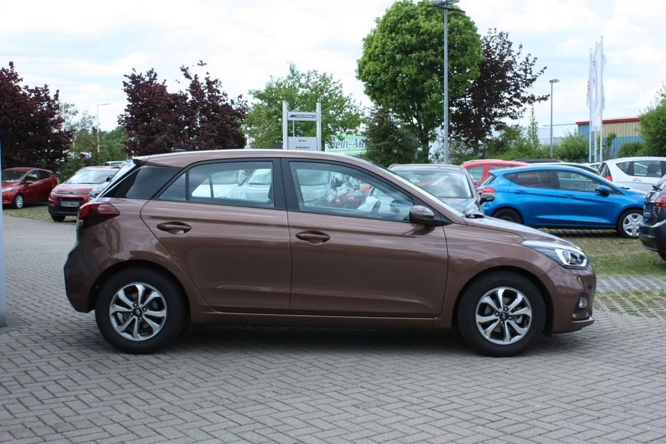 Hyundai i20 1.2 Sitz-HZG Carplay Spurhalte Kamera 1.Hand in Magdeburg