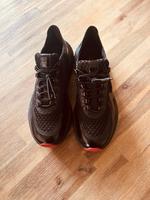 Schwarze Sneaker von Högl mit roter Sohle Nordrhein-Westfalen - Oerlinghausen Vorschau
