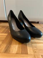 Chicke schwarze Pumps  aus Leder von Tamaris Nordrhein-Westfalen - Erkrath Vorschau