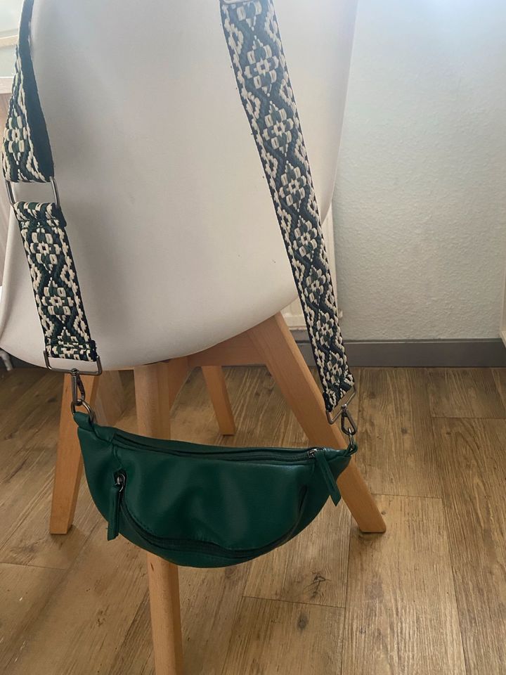 Neuwertige Bauch-/Hüft-/ Crossbodytasche mit Wechselgurt in Nordhorn