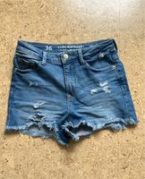 Neuwertig; blaue, kurze Jeans mit Löchern Clockhouse Größe S/ 36 Hessen - Beselich Vorschau