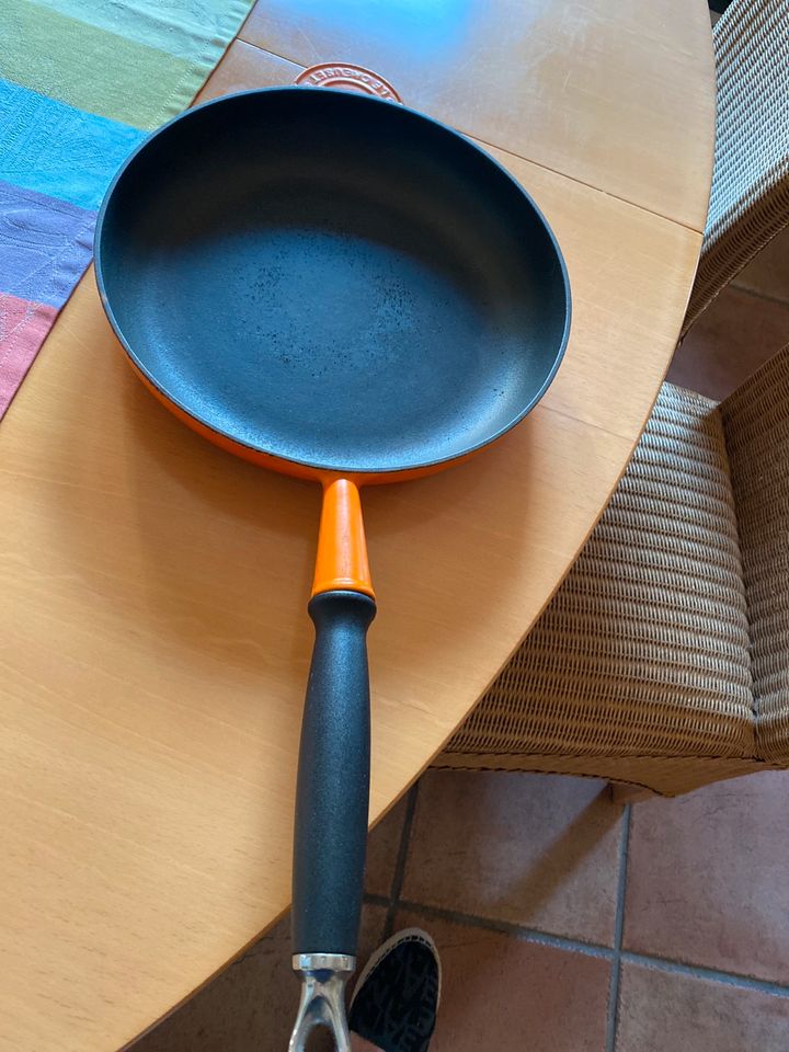 Le Creuset - Gestell mit 3 Stieltöpfen . Deckel und Pfanne in Hückelhoven