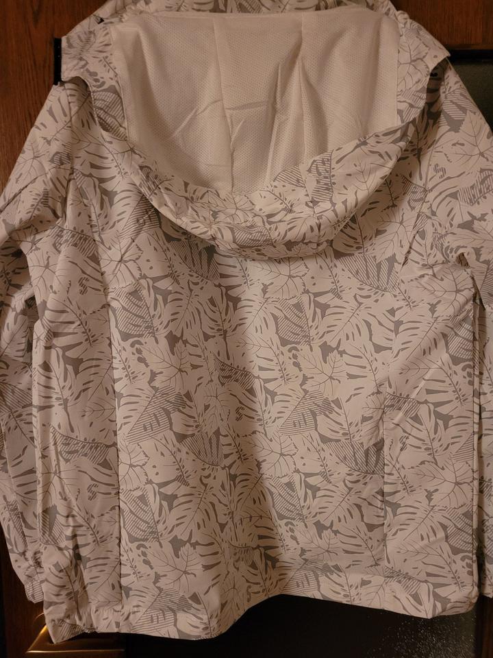 Neue, weisse wasserdichte Jacke mit dezentem grauen Muster in Kornwestheim
