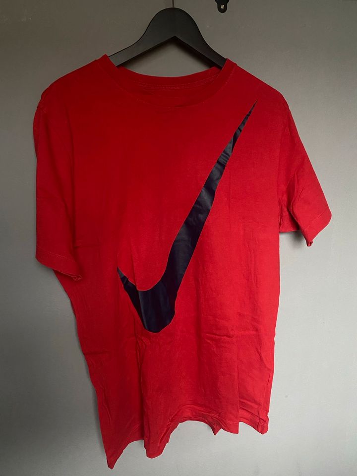 T-Shirt Shirt Nike Herren L rot schwarz in Markt Schwaben