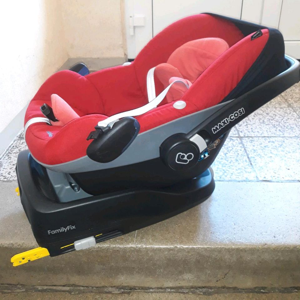 Maxi Cosi Cabriofix Babyschale mit Basisstation in Sitzendorf