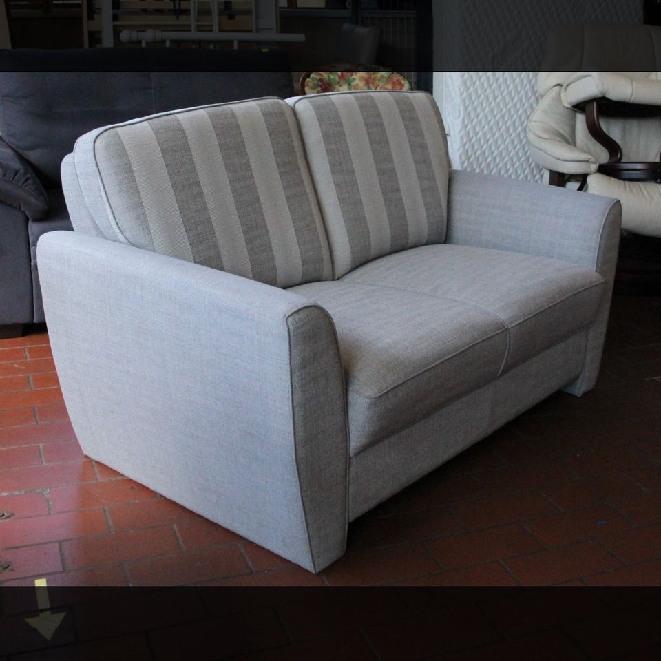 2-Sitzer Sofa mit grau-weiß gestreiftem Polster | Couch in Oeversee