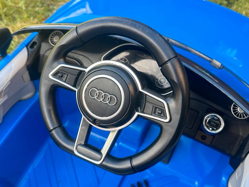 Audi TT RS in Blau Kinderauto Elektroauto in Hürth