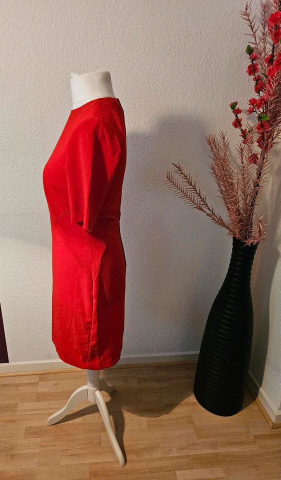 Rotes kurzes Kleid mit offenem Rückenausschnitt Größe 42 in Düsseldorf