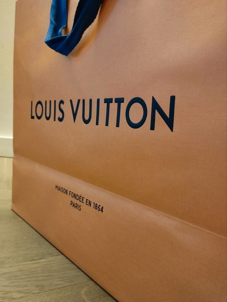 Original Louis Vuitton Papiertasche aus dem LV Store Wien in Paderborn