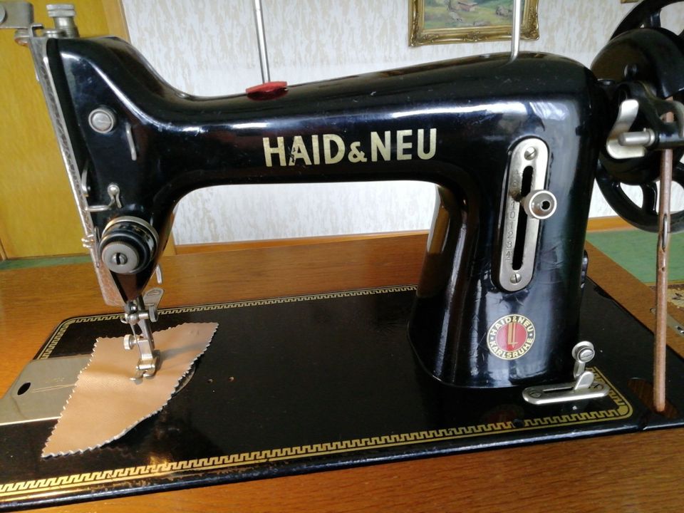 Nostalgie Nähmaschine im Holzschrank von HAID & NEU in Vettelschoß