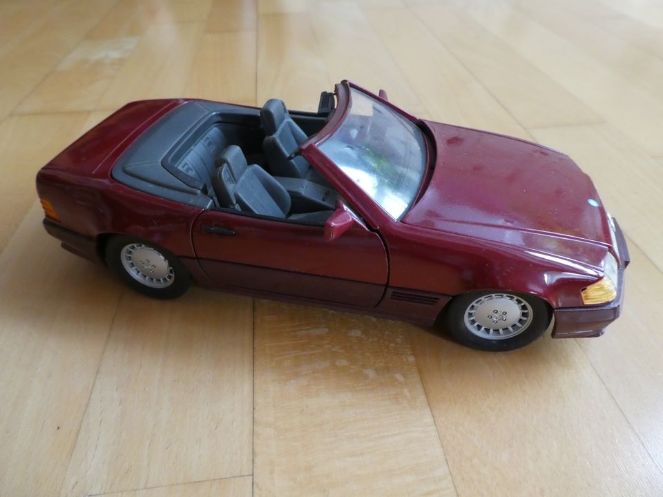 Maisto Mercedes Benz 500SL M1:18 Rot (1989) in Pliezhausen