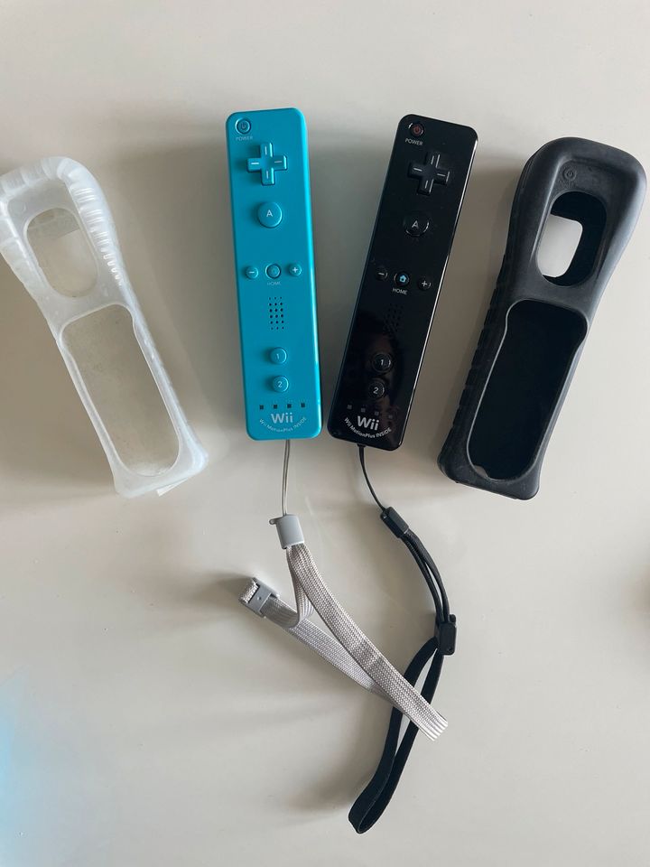 2x Nintendo Wii Remote plus + 2 Nunchuk Controller original in Neuss
