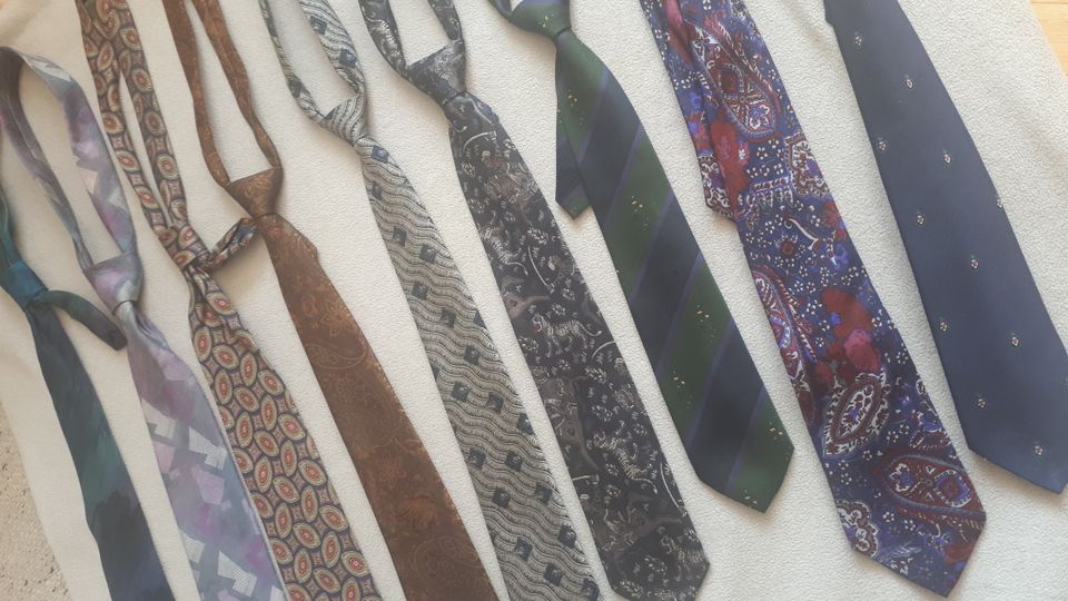großes Sortiment an Krawatten, u.a. echte Retro-Modelle in Rellingen