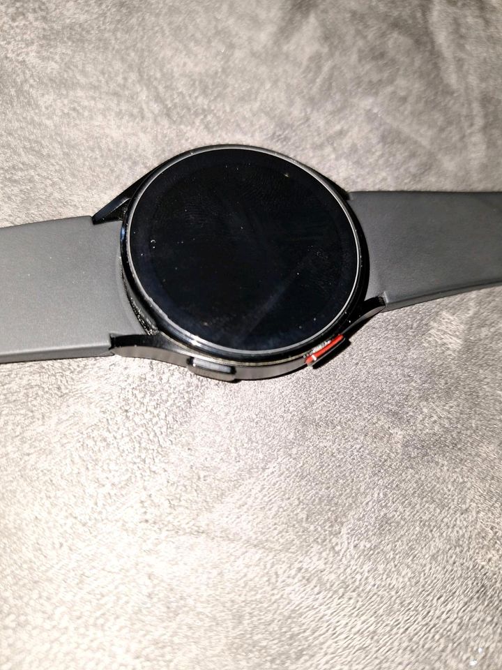 Samsung Galaxy Watch4 - 40 mm rundes Display in schwarz incl. Gar in Dresden