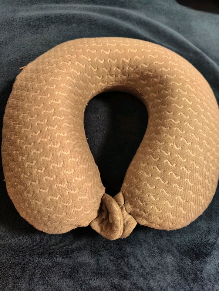 Travel neck pillow in Neu-Isenburg