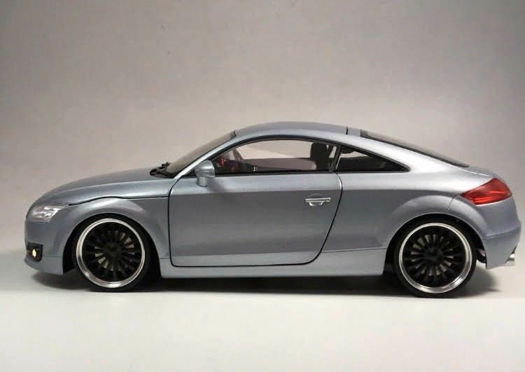 Audi TT Coupé 1:18 Silber Tuning blau Licht LED Felgen Umbau in Berlin