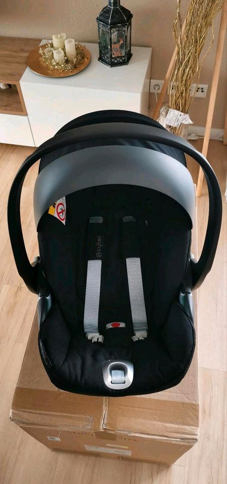 Neuwertig Cybex Platinum Cloud Z2 i-Size Plus Deep Black Schale in Remscheid