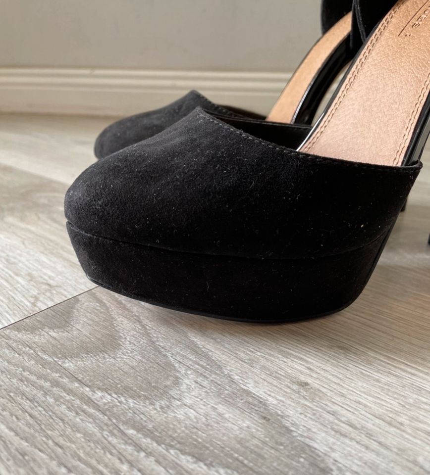 Asos hohe Plateau Pumps schwarz mit Riemchen  Gr 37 in München