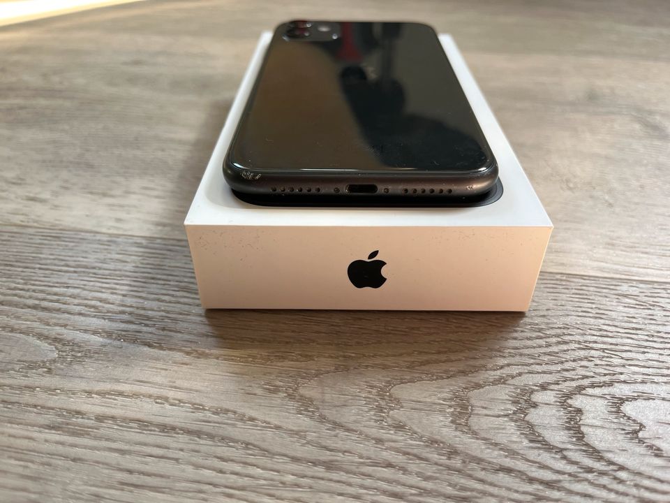 Apple IPhone 11 128 GB, guter Zustand in Gründau