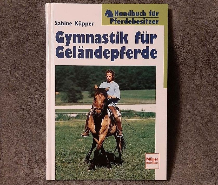 Sabine Küpper "Gymnastik für Geländepferde" ISBN 3-275-01289-4 in Berlin