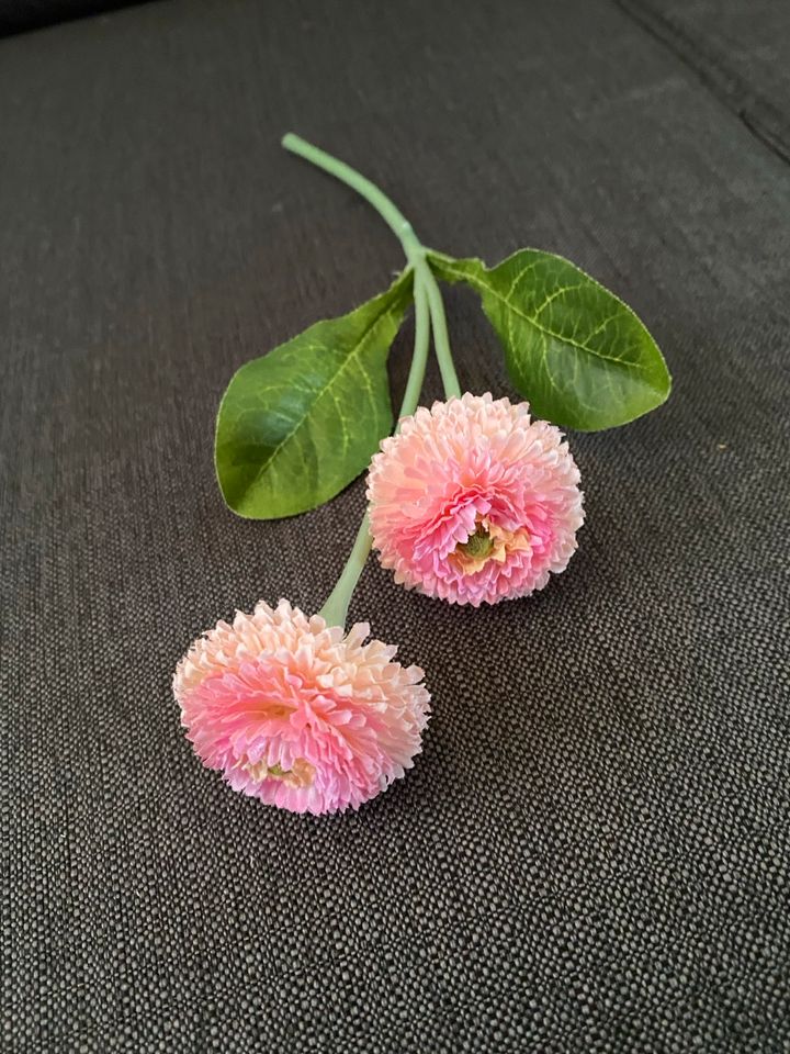 Künstliche Bellis Maiglöckchen Primeln Stiefmütterchen in Vögelsen