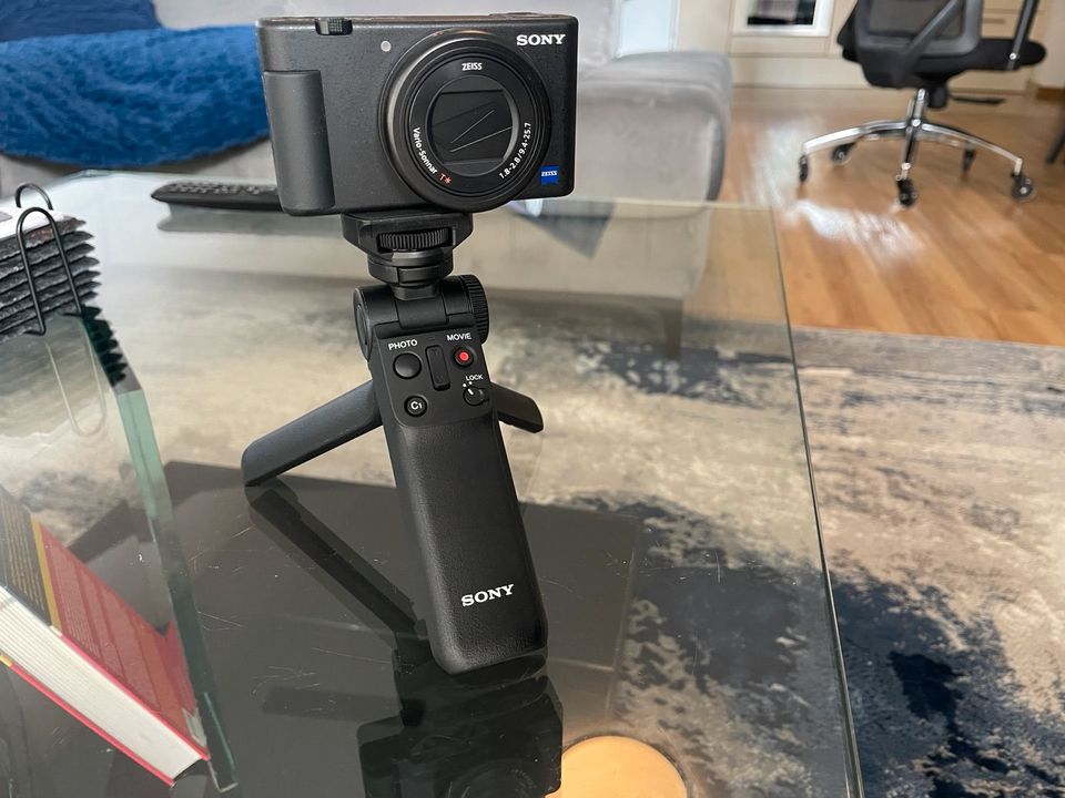 Sony ZV-1 Vlogging Kamera inkl. Bluetooth Vlogging Griff in Geesthacht