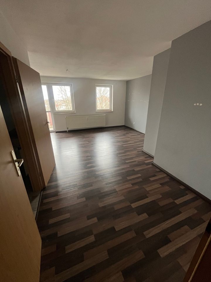 wunderschöne, helle und moderne 2 Raum Wohnung mit Einbauküche und Balkon und Stellplatz in Freiberg