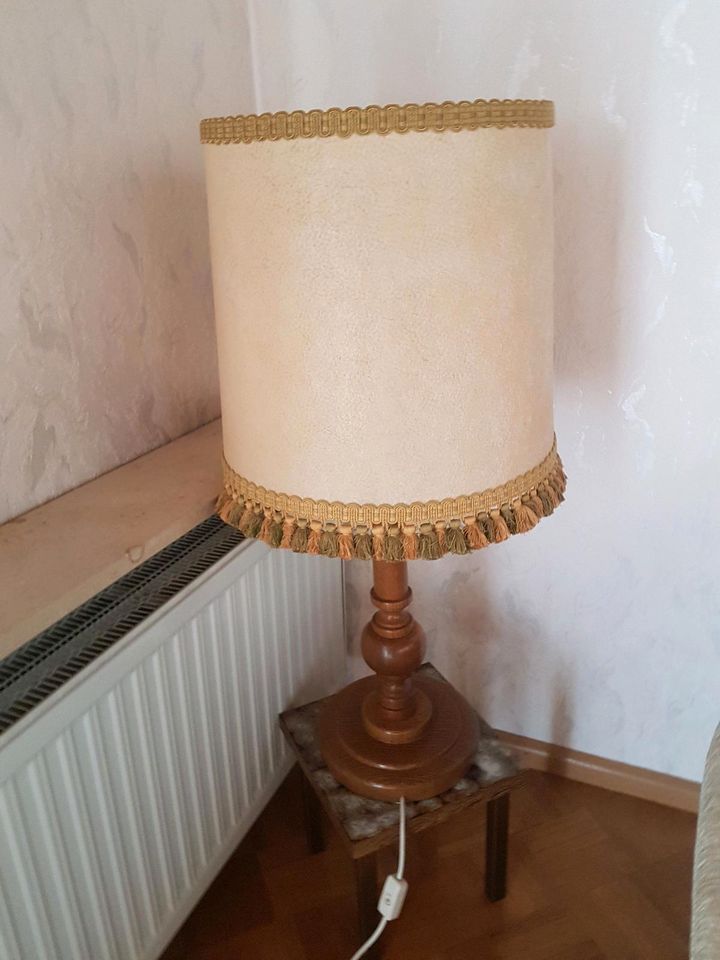 Stehlampe mit Holzfuss ca. 90 cm hoch in Grünstadt