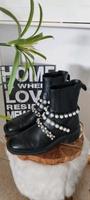 Zara Boots Stiefel Gr. 39 schwarz mit Perlen Hessen - Maintal Vorschau