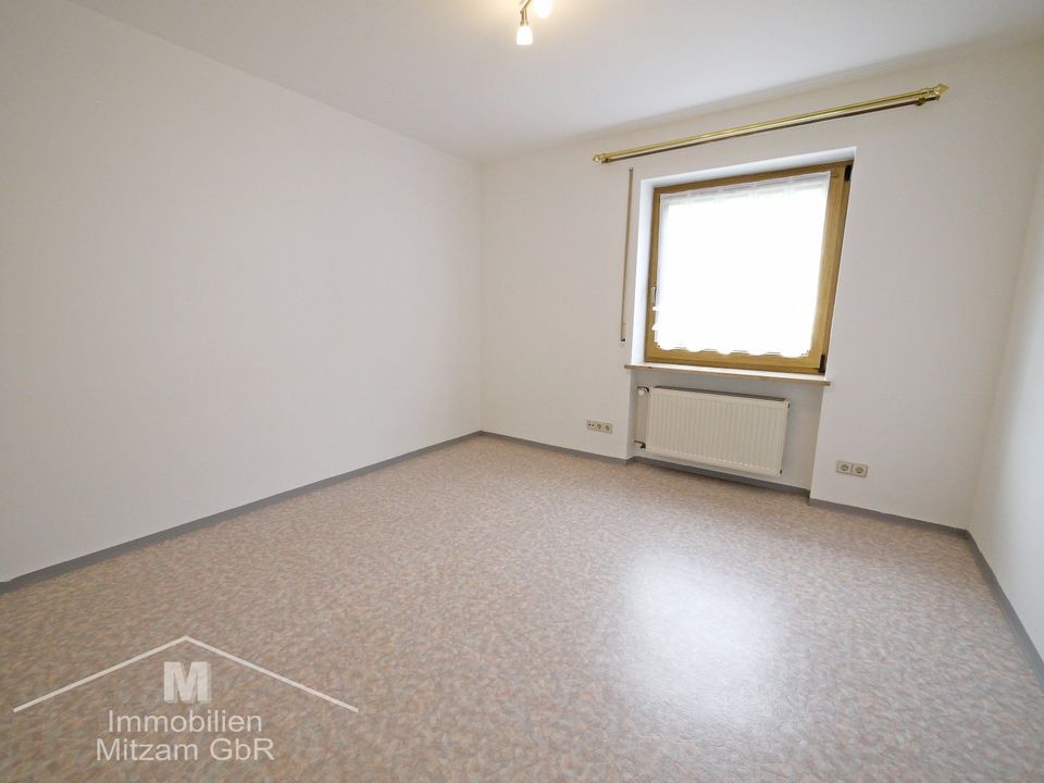 Großzügige u. gepflegte 4-Zimmer-Obergeschoss-Wohnung mit EBK u. Garage (Ref. 0001517) in Kinding