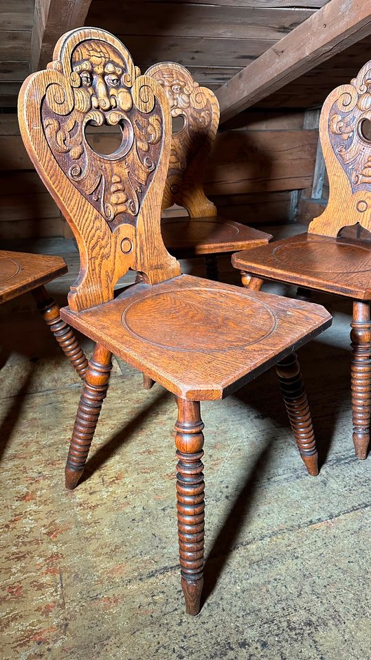 6 x urig antike rustikale Stühle mit geschnitzter Fratze in Lehne in Schönau a. Königssee