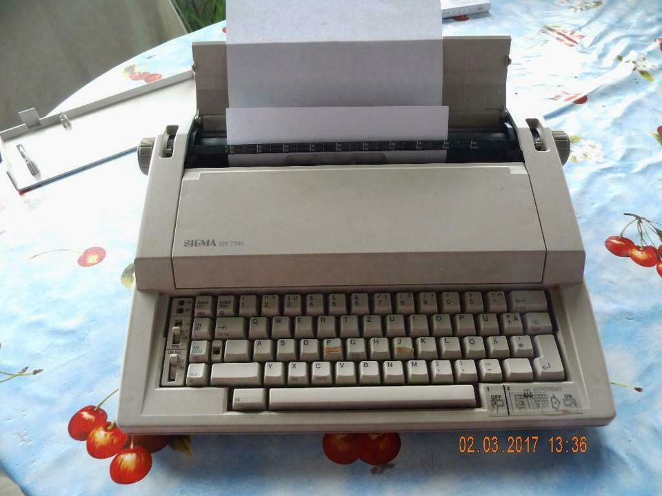 Elektronische Schreibmaschine in Hähnichen