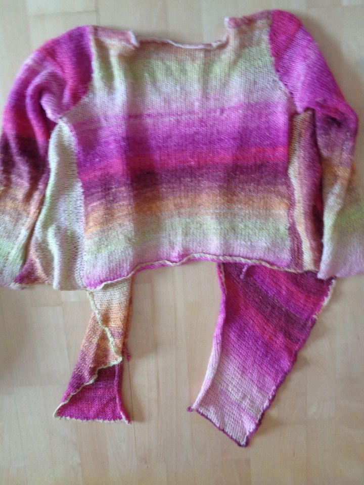 Außergewöhnliche Wollstrickjacke, Wickelstrickjacke in Alfter