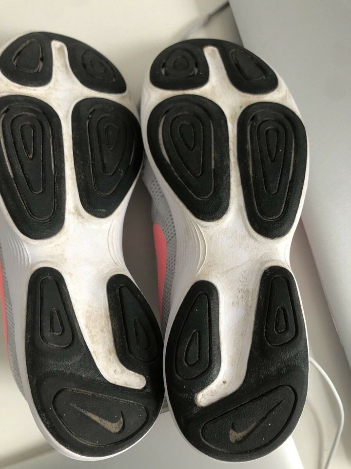 Nike Sport Schuhe 37,5,,,, 16 inklusive Versand in Panschwitz-Kuckau