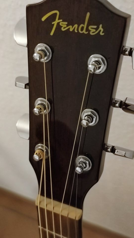 Fender CD-60S Akustikgitarre (Fichte) mit Gitarrenständer in Belm